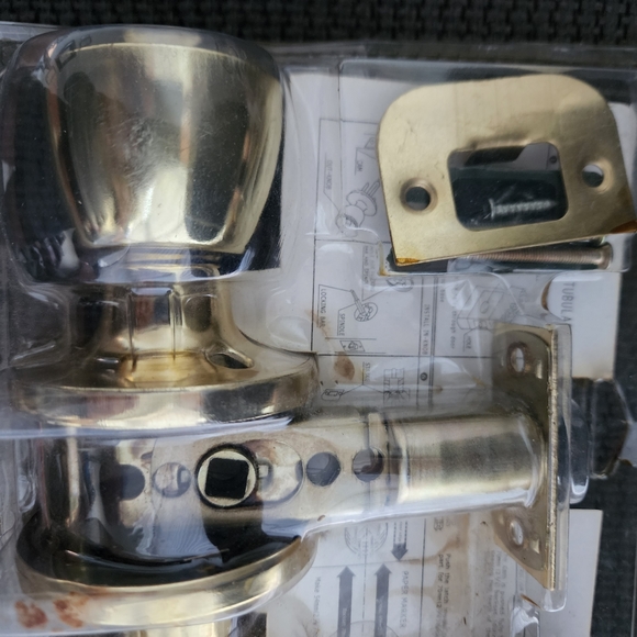 Keyed Entry Door Knob Lock, Brass Finish 3 keys included - Picture 5 of 7